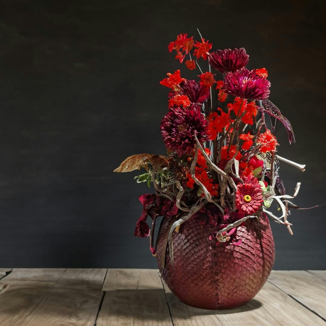 Ruighuid - gallery-2-Arapaima-aubergine-red-met-rode-zijden-bloemenarrangement-2668.jpg